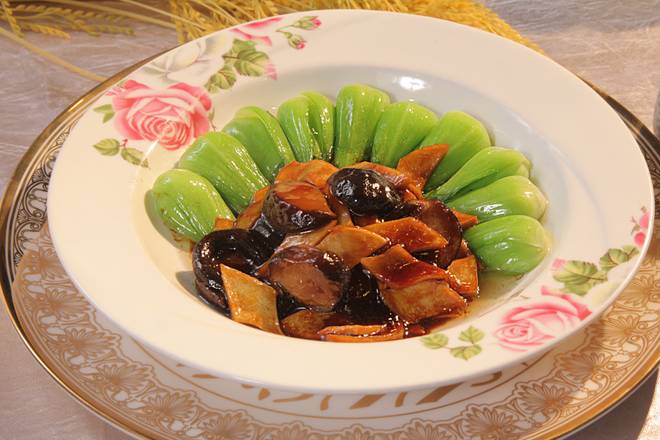 Sauteed Mushrooms with Bok Choy (双菇扒油菜)